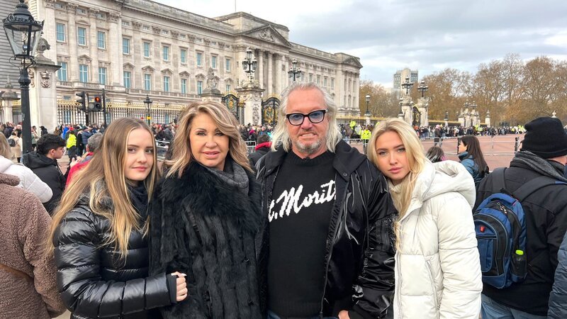 Familie Geiss vor dem Buckingham Palace in London – Bild: RTL Zwei