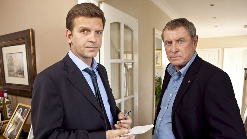 DS Ben Jones (Jason Hughes, l.) und DCI Tom Barnaby (John Nettles, r.). – Bild: ZDF und Mark Bourdillon/​Mark Bourdillon