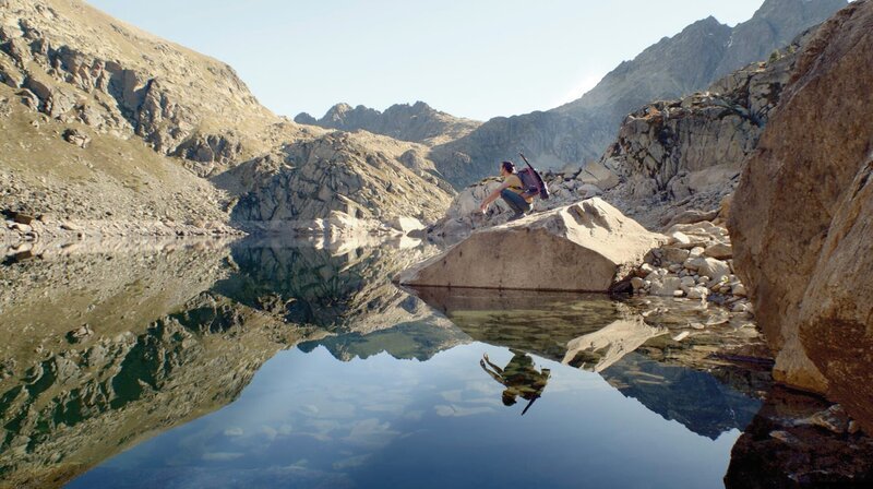 Cesc Vilasevil ist Apnoetaucher und hat die Bergseen der Pyrenäen für sich entdeckt. – Bild: SWR/​navegantes