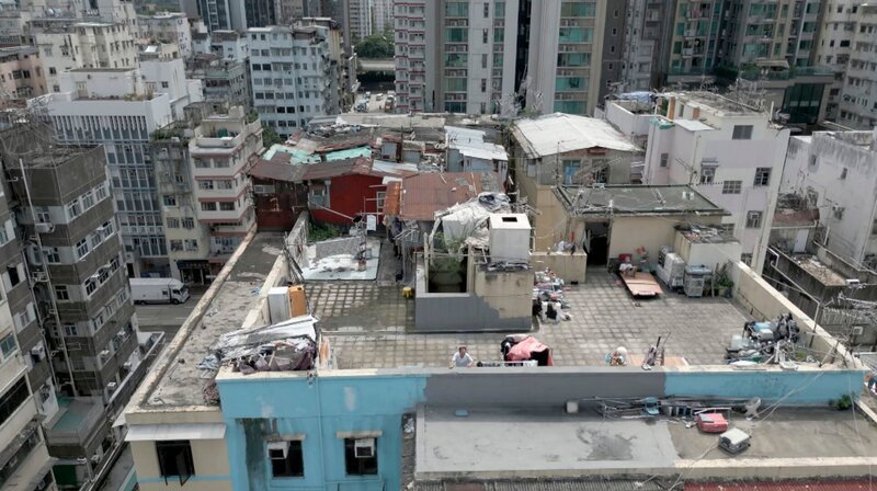 Cheng Chung Au lebt, wie Tausende anderer Menschen in Hong Kong, in einer illegalen Behausung auf einem Hochhausdach, trotz Rattenplage und Taifun-Gefahren liebt er die Freiheit, die er dort hat. – Bild: HR