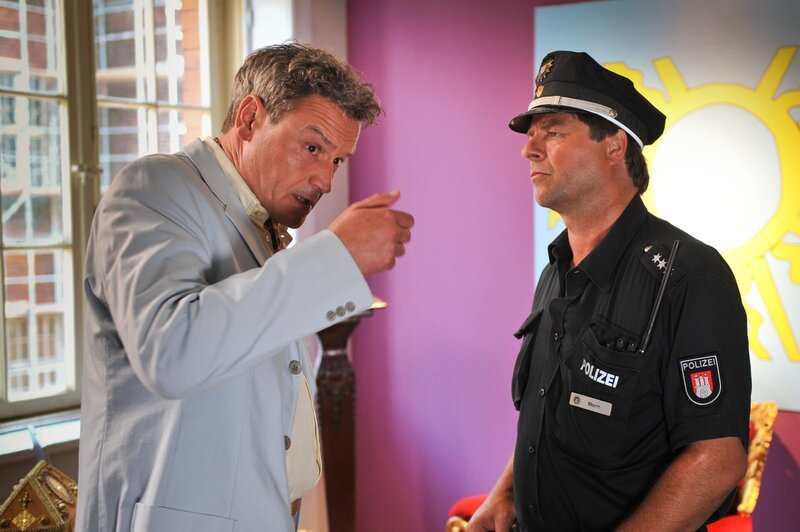 Henning (Uwe Fellensiek, r.) befragt Boris Wagner (Stephan Benson, l.), den Besitzer von „Aura TV“. – Bild: ZDF und Boris Laewen