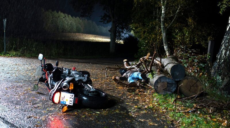 Der Inhaber eines neuen, großen Angelladens verunglückt tödlich mit seinem Motorrad. – Bild: ARD/​Thorsten Jander