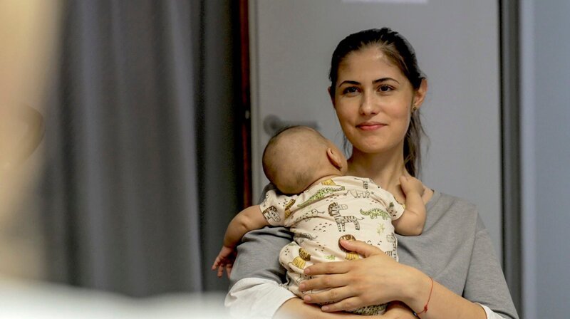 Als junge Mutter die Facharztausbildung schaffen – das wird eine Herausforderung für Nuray. – Bild: WDR/​Daniel Meinl