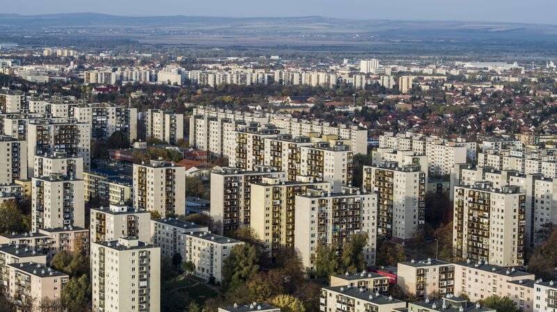 Aerial photo shows Socialist-era residential blocks – Bild: Shutterstock