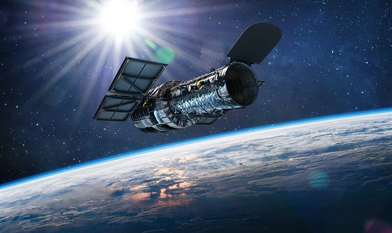 Hubble telescope on orbit of Earth. Space observatory. Telescope in outer space near surface of blue planet. Stars and sun. Elements of this image furnished by NASA – Bild: Shutterstock /​ Shutterstock /​ Copyright (c) 2021 Dima Zel/​Shutterstock. No use without permission.