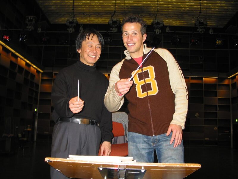 Willi Weitzel mit dem Dirigenten Toshiyuki Kamioka. Hier platzt Willi mitten in die Probe des Münchner Rundfunkorchesters im BR-Funkhaus. – Bild: BR/​megaherz gmbh