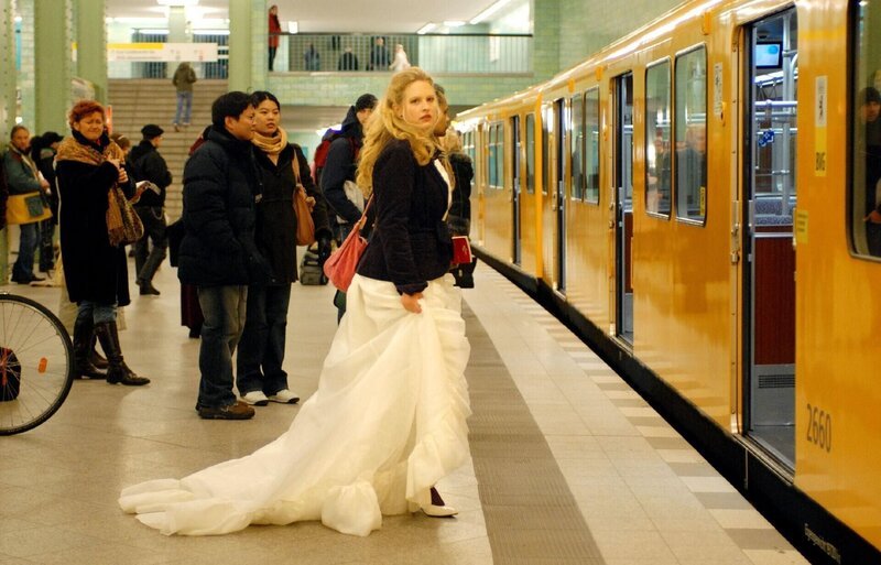 Nach ihrer geplatzten Hochzeit steht Gretchen (Diana Amft) traurig und allein auf dem Bahnsteig. – Bild: RTL /​ Reiner Bajo