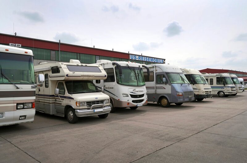 U.S.-Wohnmobile vor der Halle von Michas und Leszeks „US-Reisemobile-Service“. – Bild: HR