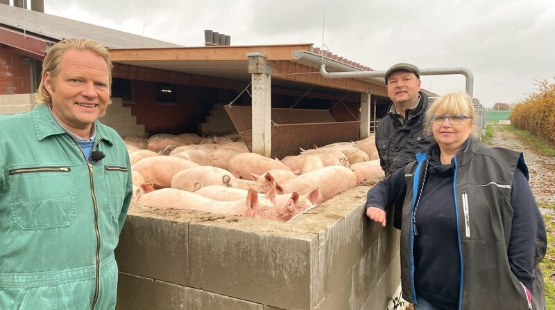 Björn Freitag (l) erfährt auf dem Hof von Klaus und Marianne Albersmeier (r), wie sich die Schweinehaltung in Zukunft ändern wird. – Bild: WDR/​solis TV/​Joshua Stolz
