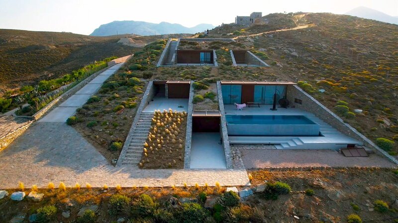 Auf der griechischen Insel Serifos entstehen Ferienwohnungen, die fast unsichtbar in den Hang gebaut sind. – Bild: HR/​H. Schmuck