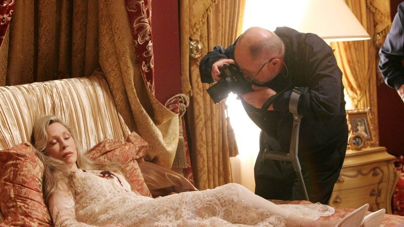 Die Show-Diva Lois O’Neill (Faye Dunaway), die selbst unter Mordverdacht stand, wird erschossen in ihrem Bett aufgefunden. Dr. Robbins (Robert David Hall) macht Aufnahmen von ihrer Leiche. – Bild: MG RTL D /​ CBS