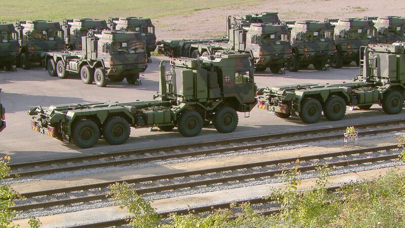 Militärfahrzeuge. – Bild: ORF