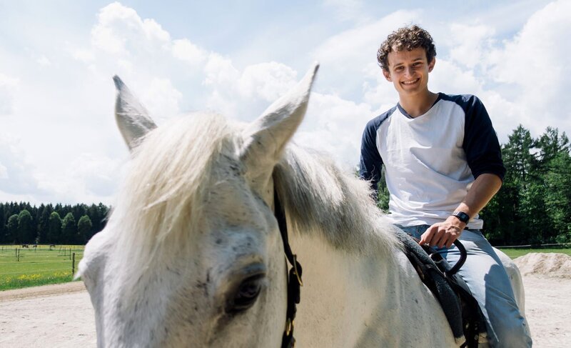 Julian checkt mit Pferd „Burli“, wie ein Pferd geröngt wird. – Bild: BR/​megaherz gmbh/​Hans-Florian Hopfner