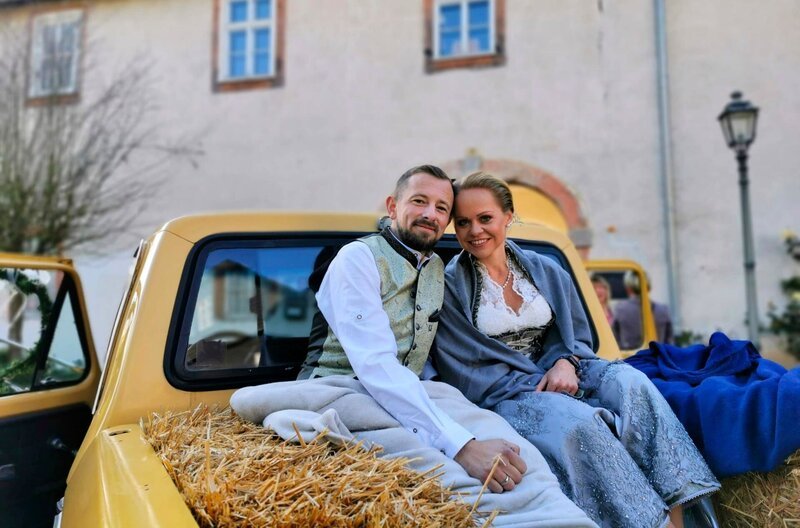 Bräutigam Marco und Braut Sara. – Bild: HR/​Maike Tschorn