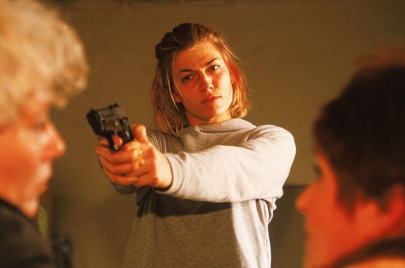 Peggy (Nina Bott) ist durchgedreht und hat Martina die Waffe entrissen. Um ihrer Forderung Nachdruck zu verleihen, schießt sie auf Kittler … – Bild: RTL