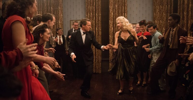 Hugh Grant (St. Clair Bayfield), Nina Arianda (Agnes Stark). – Bild: port.hu Hugh Grant (St. Clair Bayfield), Nina Arianda (Agnes Stark). – Bild: port.hu