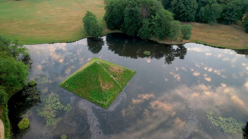 Mit über 60 Jahren begann der „Parkomane“ Fürst Pückler sein „Meisterstück“: den letzten Park, den er gestalten würde. Der Fürst schuf aus einer märkischen Sandwüste eine Oase: Park Branitz. Ein Gartendenkmal von internationalem Rang, das die Besucherinnen und Besucher heute noch erleben können. – Die Seepyramide im Park Branitz, der sogenannte Tumulus, in dem Fürst Pückler seine letzte Ruhestätte fand. – Bild: rbb/Stiftung Fürst-Pückler-Museum Park und Schloss Branitz Mit über 60 Jahren begann der „Parkomane“ Fürst Pückler sein „Meisterstück“: den letzten Park, den er gestalten würde. Der Fürst schuf aus einer märkischen Sandwüste eine Oase: Park Branitz. Ein Gartendenkmal von internationalem Rang, das die Besucherinnen und Besucher heute noch erleben können. – Die Seepyramide im Park Branitz, der sogenannte Tumulus, in dem Fürst Pückler seine letzte Ruhestätte fand. – Bild: rbb/Stiftung Fürst-Pückler-Museum Park und Schloss Branitz
