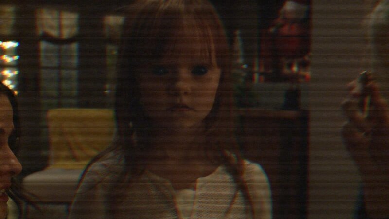 Um zu ergründen, was hinter den mysteriösen Ereignissen steckt, stellen Leilas (Ivy George) Eltern im ganzen Haus Kameras auf. Doch was sie mit denen aufzeichnen, stellt ihnen die Haare auf … – Bild: Paramount Pictures