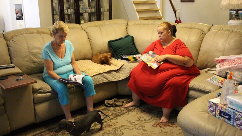 Tara and her mom sitting in the living room. – Bild: Discovery Communications