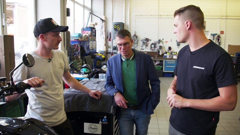 Rene (l.) and Dennis (r.) talk about a new project at home in Munich. – Bild: DMAX