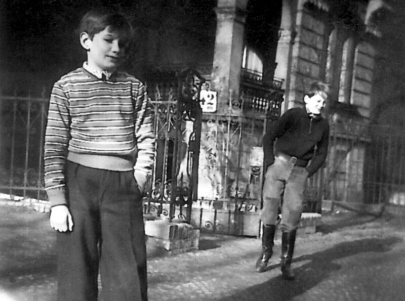 ARD/SWR BERLIN – STETTIN, Film von Volker Koepp, Der Dokumentarfilm im Ersten, am Montag (02.01.12) um 23:45 Uhr im ERSTEN. Volker Koepp (li.) spielt als Kind mit Freunden in Berlin-Karlshorst das Hüpfspiel „Berlin-Stettin“. – Bild: SWR/Vineta Film/Volker Koepp ARD/SWR BERLIN – STETTIN, Film von Volker Koepp, Der Dokumentarfilm im Ersten, am Montag (02.01.12) um 23:45 Uhr im ERSTEN. Volker Koepp (li.) spielt als Kind mit Freunden in Berlin-Karlshorst das Hüpfspiel „Berlin-Stettin“. – Bild: SWR/Vineta Film/Volker Koepp