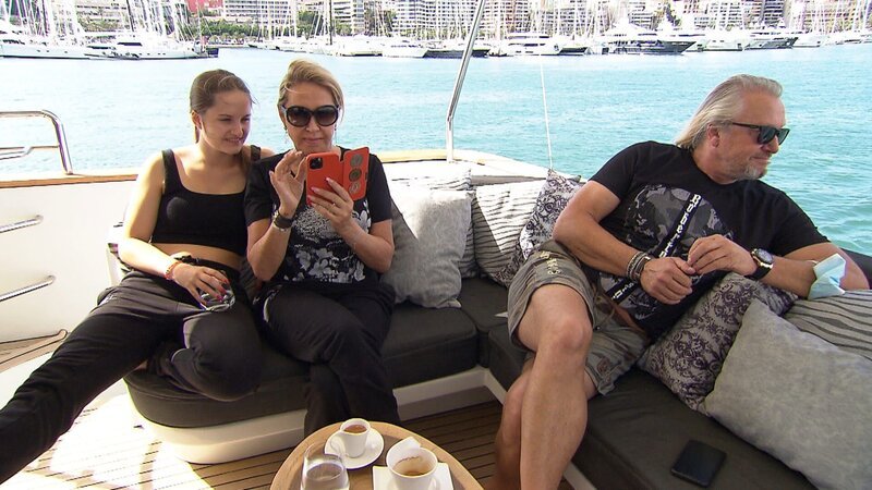 Davina (li.), Carmen und Robert geniessen die Zeit auf der Indigo Star – Bild: RTL Zwei