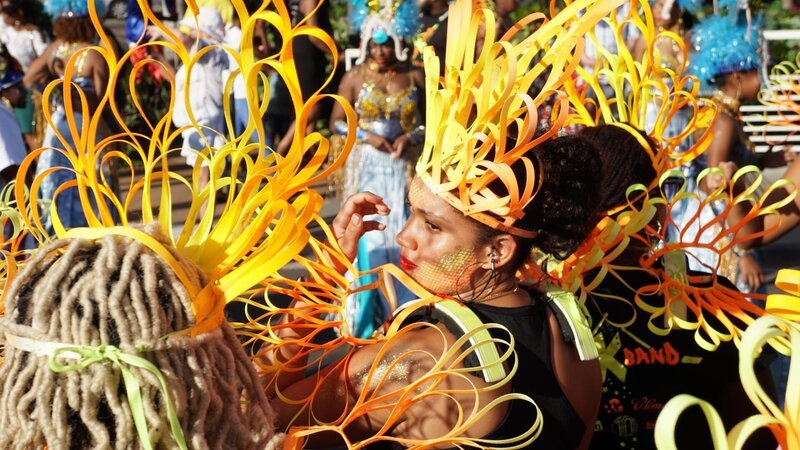 Der karibische Karneval auf Martinique ist ein großes Volksfest. Er wird über mehrere Tage gefeiert. Die Menschen zelebrieren den Karneval mit farbenfrohen Kostümen und mitreißender Musik. Viele Fußgruppen spielen ihre Rhythmen auf Trommeln und Blechinstrumenten. – Bild: Deborah Stoeckle /​ BR, Bewegte Zeiten Filmproduktion GmbH /​ BR/​Bewegte Zeiten Filmproduktion GmbH/​Deborah Stoeckle