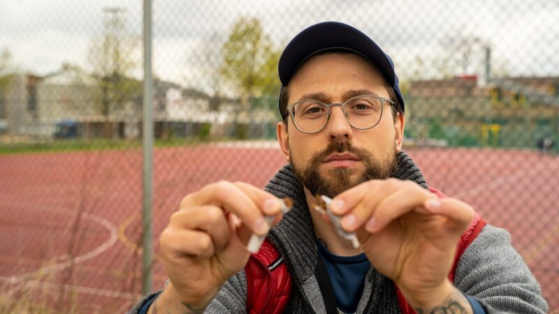 Dominik hat seiner Sucht ein Ende gemacht. Joints rauchen ist für ihn tabu. – Bild: ZDF und Jan Sindel.