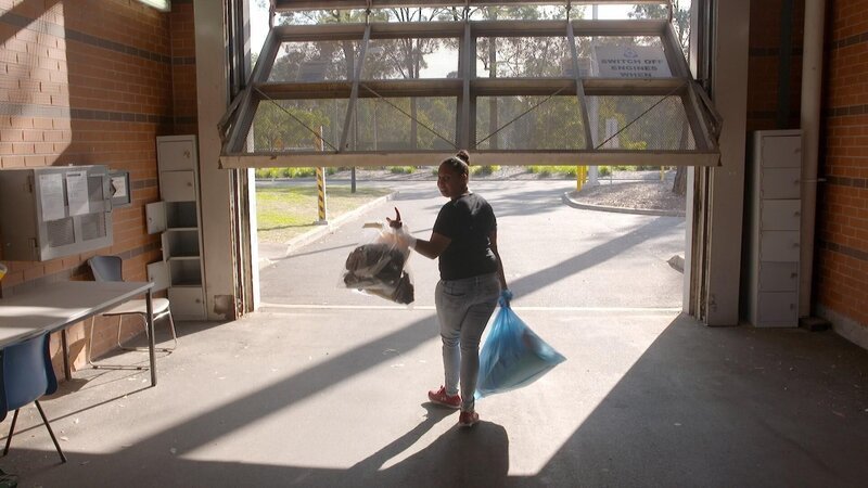 Insassin Noleen bringt den Müll weg. – Bild: RTL /​ ITV Studios Australia