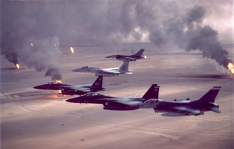 F-16A-, F-15C- und F-15E-Kampfflugzeuge – Bild: RTL /​ U.S. Airforce /​ Zweiter Golfkrieg – 1991