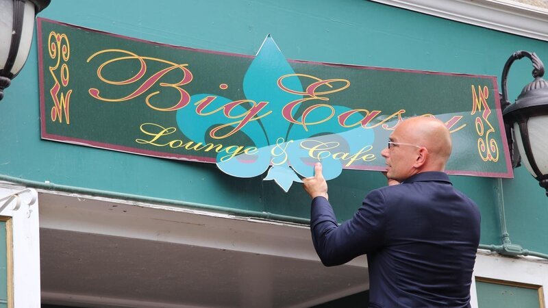 Host Anthony Melchiorri tears down the sign for the Big Easy Lounge, outside the Charles Inn in Bangor, Maine. – Bild: 2015,The Travel Channel, L.L.C. All Rights Reserved