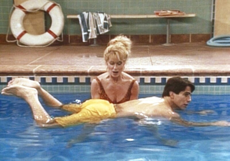 Tony (Tony Danza) lässt sich von Angela (Judith Light, stehend) Schwimmunterricht geben. – Bild: Columbia