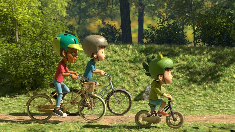 Lina, Raphael und Kleiner Fuß sind mit dem Rad unterwegs zu Frau Dr. Lee. – Bild: ZDF/​La Station Animation