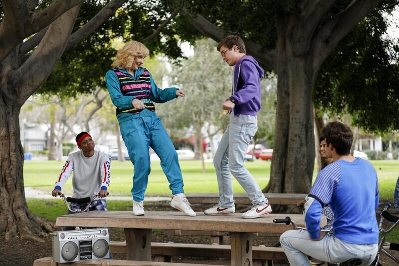 Beverly Goldberg (Wendi McLendon-Covey), Adam Goldberg (Sean Giambrone). – Bild: Sony Pictures Television Inc.