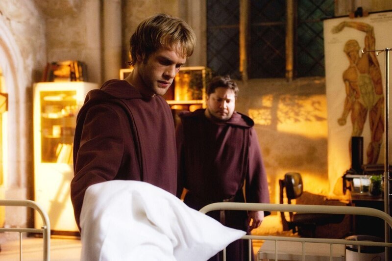 Lasko (Mathis Landwehr, li.) und Gladius (Stephan Bieker) entdecken, dass Vic aus dem Kloster verschwunden ist. – Bild: RTL /​ Gordon Mühle