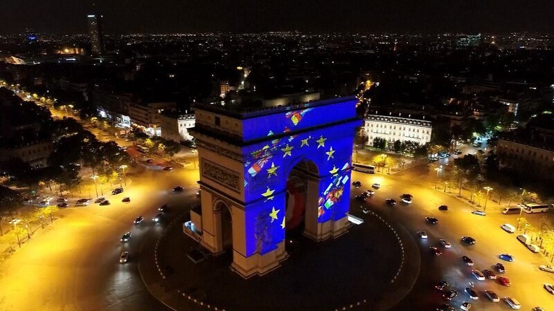 Beleuchtung des Arc de Triomphe in Paris mit EU-Flagge – Bild: ORF/​Interspot Film/​European Union, 2018
