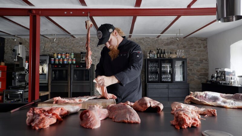 Lucki Maurer beim Zerlegen der Innereien – Bild: ServusTV /​ Claus Eckert /​ Thomas Beckmann
