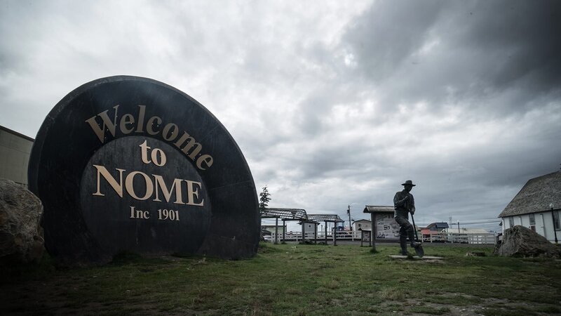 Willkommensschild von Nome – Bild: Warner Bros. Discovery