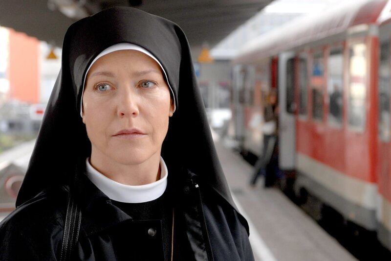 Schwester Hanna (Janina Hartwig) muss Kaltenthal verlassen. – Bild: ORF/​Kineos/​Barbara Bauriedl