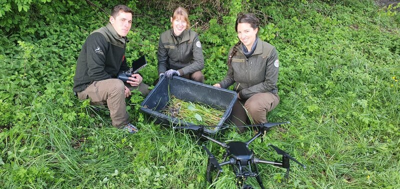 Die Wildbiologinnen Martina Just (rechts) und Christine Lettl retten während der Mäh-Saison fast täglich ein Rehkitz mit ihrer Drohne. – Bild: ServusTV /​ Bilderfest
