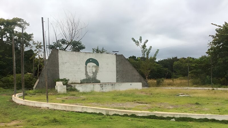 A concrete structure with a portrait of Che Guevara on it. – Bild: Discovery Communications