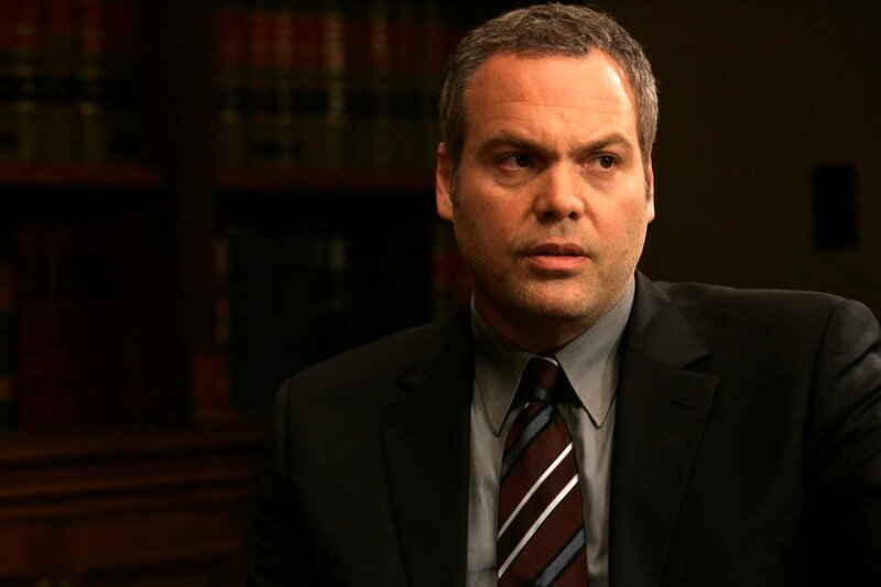 Law & Order:Criminal Intent #05005 ‚Acts of Contrition‘ Scene 38 (int) Carver’s Office Vincent D’Onofrio (Goren) Kathryn Erbe (Eames) Countney B. Vance (Carver) – Bild: Will Hart /​ NBC Universal