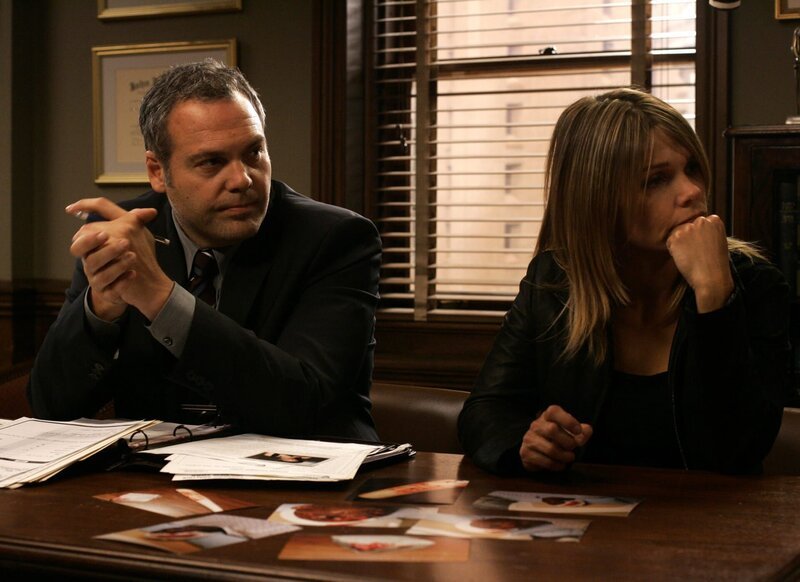 LAW & ORDER: CRIMINAL INTENT -- NBC Series -- „Acts of Contrition“ -- Pictured: (l-r) Vincent D’Onofrio as Det. Robert Goren, Kathryn Erbe as Det. Alexandra Eames -- NBC Universal Photo: Will Hart FOR EDITORIAL USE ONLY -- DO NOT RE-SELL/​DO NOT ARCHIVE Law & Order:Criminal Intent #05005 „Acts of Contrition“ Scene 35 (int) Carver’s Office Vincent D’Onofrio (Goren) Kathryn Erbe (Eames) Countney B. Vance (Carver) photo credit: Will Hart /​ NBC Universal – Bild: NBC Universal