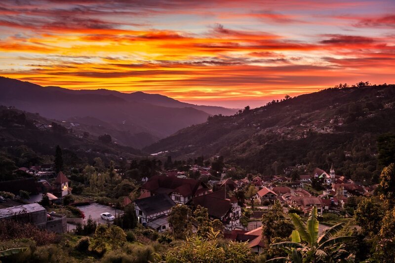 View of beautiful sunrise at Colonia Tovar. Aragua State, Venezuela – Bild: Shutterstock /​ Douglas Olivares