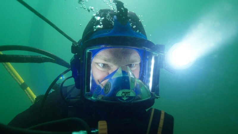 Zeke Tenhoff erkundet einen Unterwasserschaden vor Sledge Island. – Bild: Discovery Communications