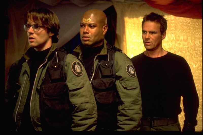 L-R: Dr. Daniel Jackson (Michael Shanks); Teal’c (Christopher Judge); Colonel Jack O’Neill (Richard Dean Anderson) – Bild: Syfy