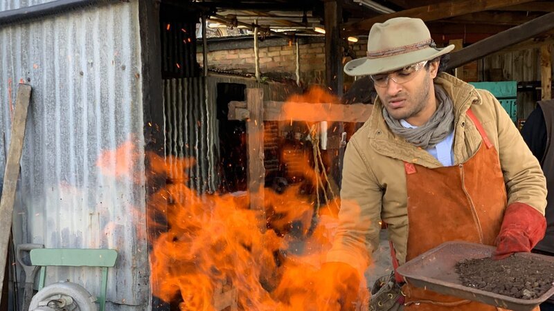 Ramy Romany stokes a fire for smelting – Bild: Discovery Channel /​ Discovery Communications LLC