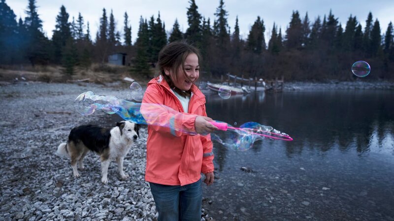 Anzlie Jacko spielt mit Seifenblasen. – Bild: Wayne Shockey /​ National Geographic