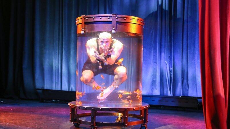 Seth Grabel in his new tank performing his water torture cell tank act – Bild: Brooke Drogmund /​ Animal Planet /​ Discovery Communications