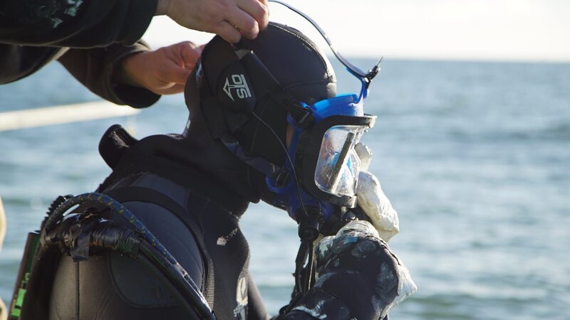 Andy Kelly helps Kris Kelly with his dive mask. – Bild: Discovery Channel /​ Discovery Communications